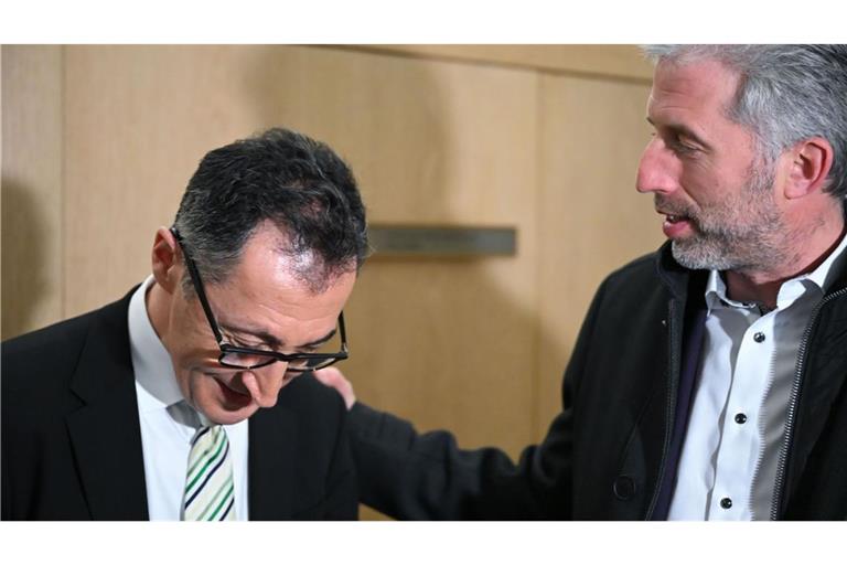 Cem Özdemir  und Boris Palmer, Oberbürgermeister von Tübingen, unterhalten sich nach der Landtagswahl (Archivbild).