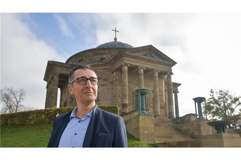 Cem Özdemir wenige Tage nach Bekanntgabe seiner Kandidatur vor der Württembergischen Grabkapelle.