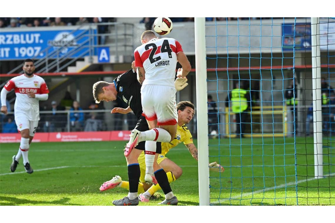 Chabot trifft in der 25. Minute zur Führung für den VfB. Stiller chippt die Kugel aus dem Rückraum auf den zweiten Pfosten, wo Chabot sich nach oben schraubt und aus vier Metern unhaltbar für Noll einköpft.