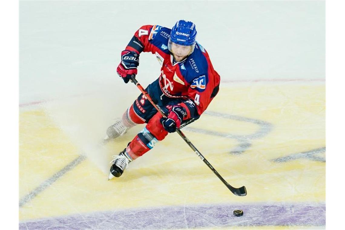 Chad Billins spielt für Mannheim den Puck. Foto: Uwe Anspach/dpa/Archivbild