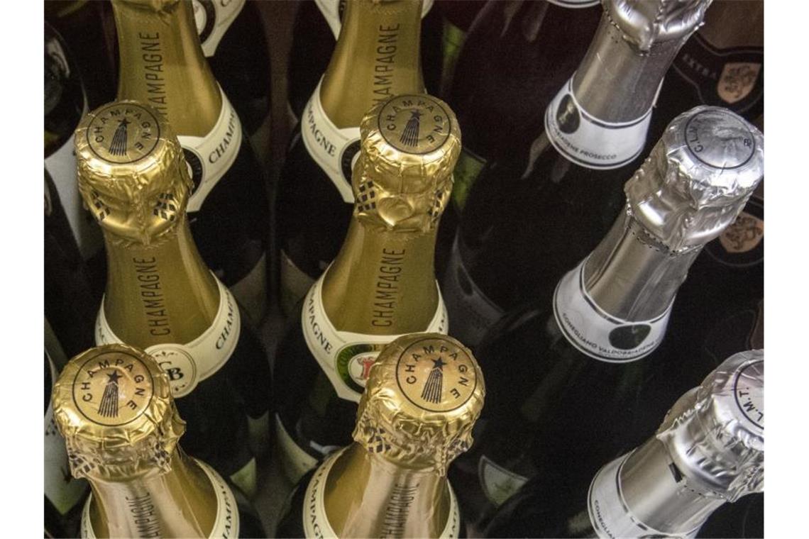 In der Weihnachtszeit haben es die Discounter schwer Champagner-Flaschen: Rechtzeitig zum Weihnachtsfest schmücken auch Deutschlands Discounter ihre Filialen mit einem Hauch von Luxus. Foto: Paul Zinken/dpa