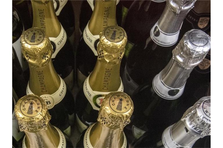 Champagner-Flaschen: Rechtzeitig zum Weihnachtsfest schmücken auch Deutschlands Discounter ihre Filialen mit einem Hauch von Luxus. Foto: Paul Zinken/dpa