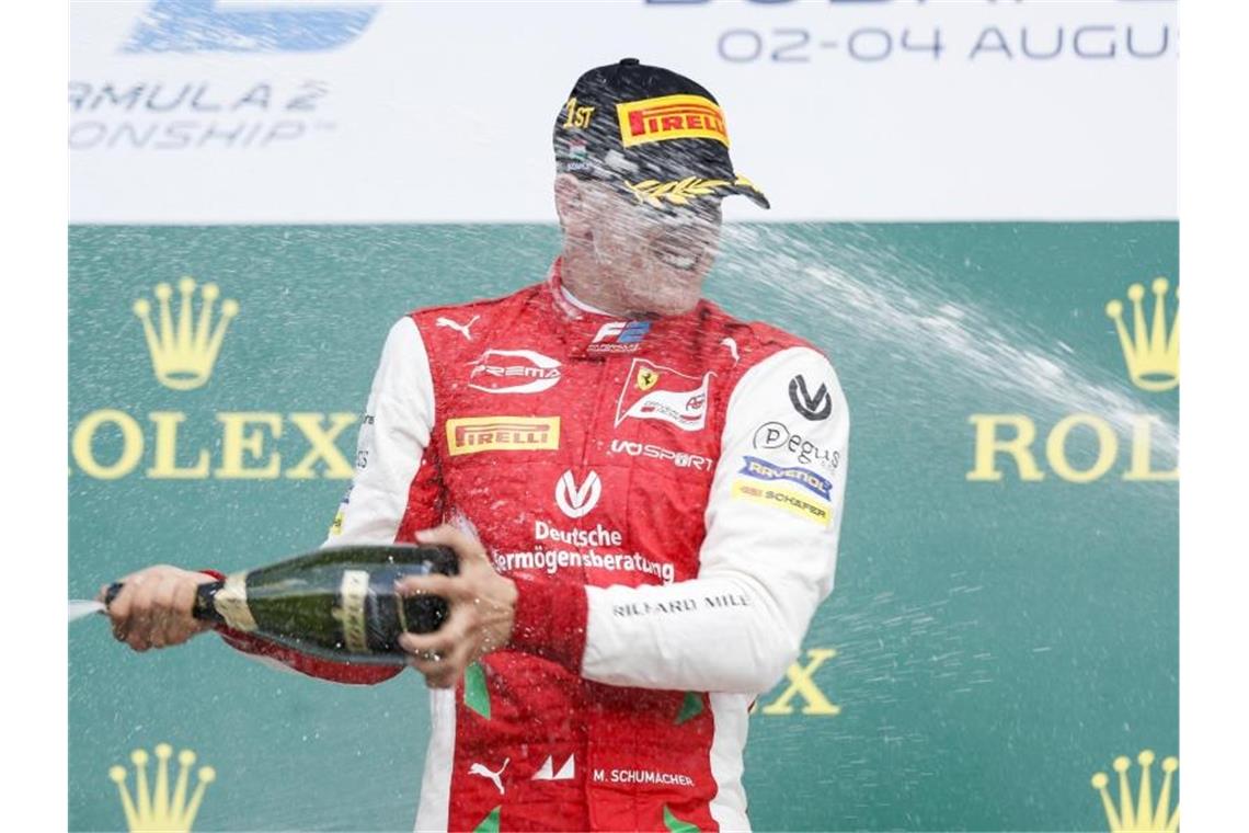 Mick Schumacher feiert ersten Formel-2-Sieg Champagnerdusche: Mick Schumacher feiert seinen Sieg in Budapest. Foto: James Gasperotti/ZUMA Wire