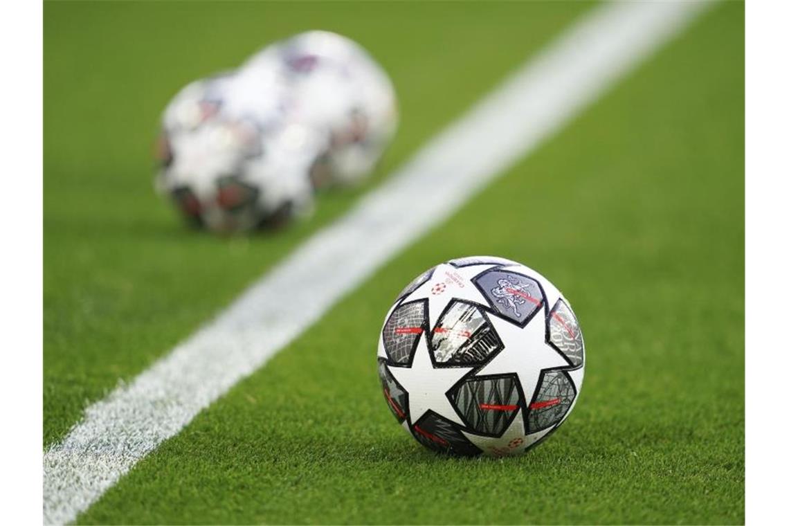 Champions-League-Spielbälle liegen vor einer Partie auf dem Rasen. Die Auswärtstorregel im Europapokal wurde gekippt. Foto: Jon Super/AP/dpa