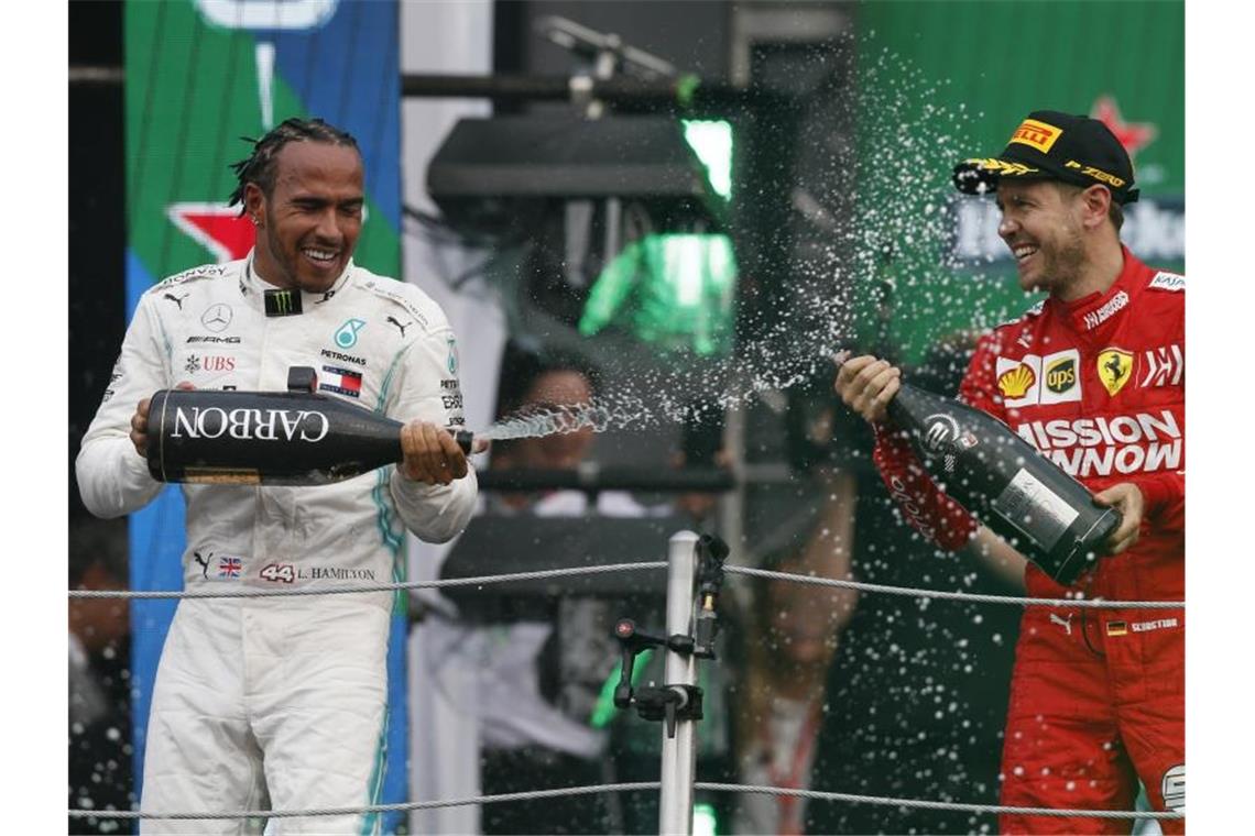 „Klick machen“: Hamilton entblößt Schwächen des Vettel-Teams Champus für den Sieger: Lewis Hamilton feiert, Sebastian Vettel zwangsläufig mit. Foto: Rebecca Blackwell/AP/dpa