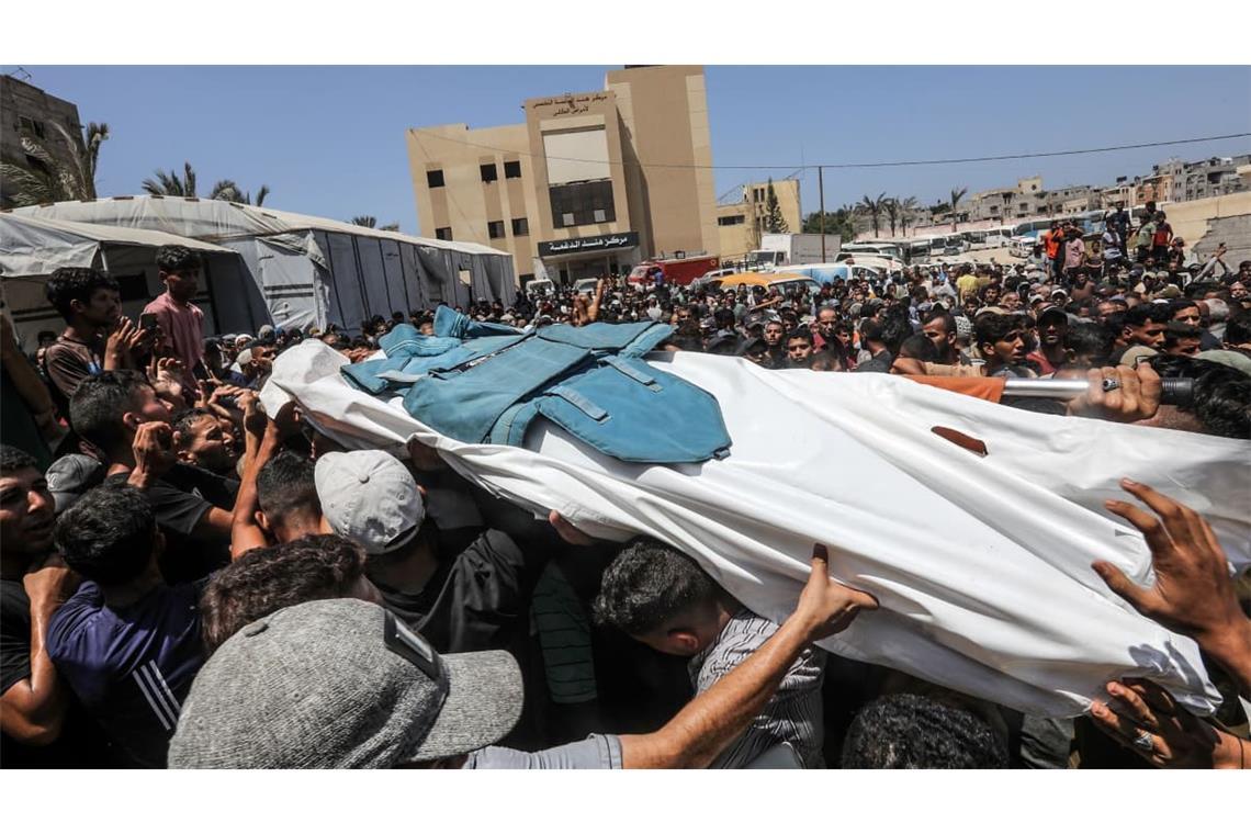 Chan Junis: Palästinenser tragen die Leiche eines Journalisten, der bei einem israelischen Angriff auf das Nasser-Krankenhaus getötet wurde (Archivfoto).
