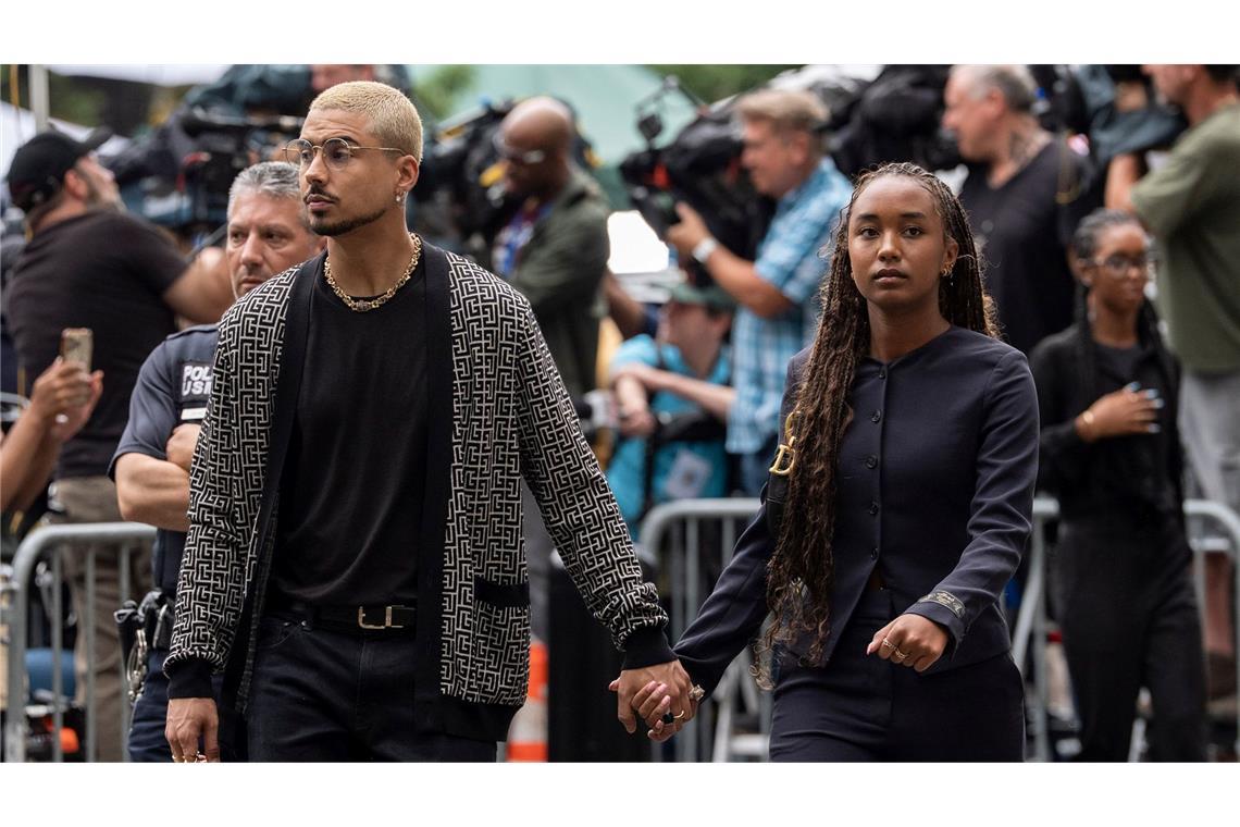 Chance Combs (rechts) und Quincy Brown (links), Tochter und Sohn von Sean "Diddy" Combs, kommen in New York am Gericht an.