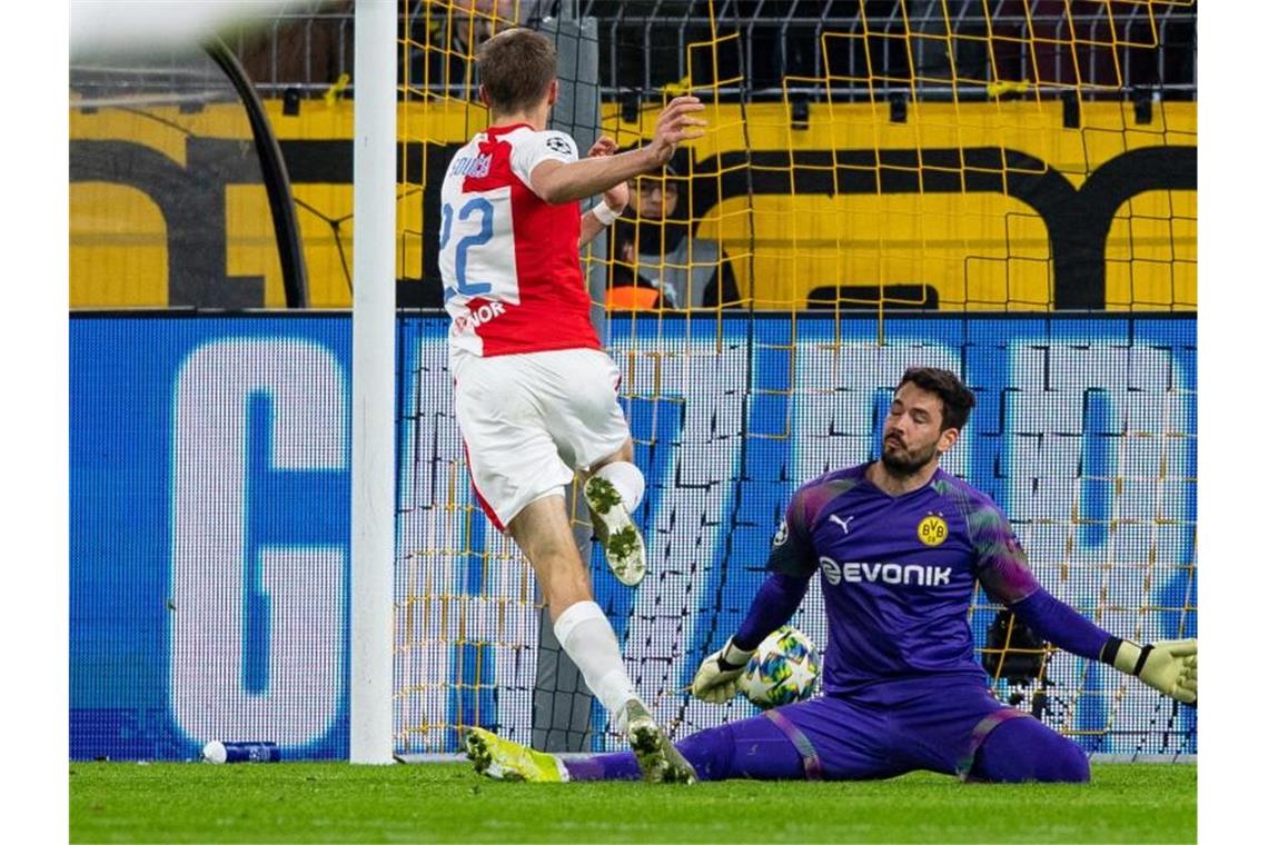 Schützenhilfe von Barca: BVB zittert sich ins Achtelfinale Chancenlos: Tomas Soucek (l) lässt nach der Pause Bürki keine Chance und trifft zum Ausgleich. Foto: Guido Kirchner/dpa