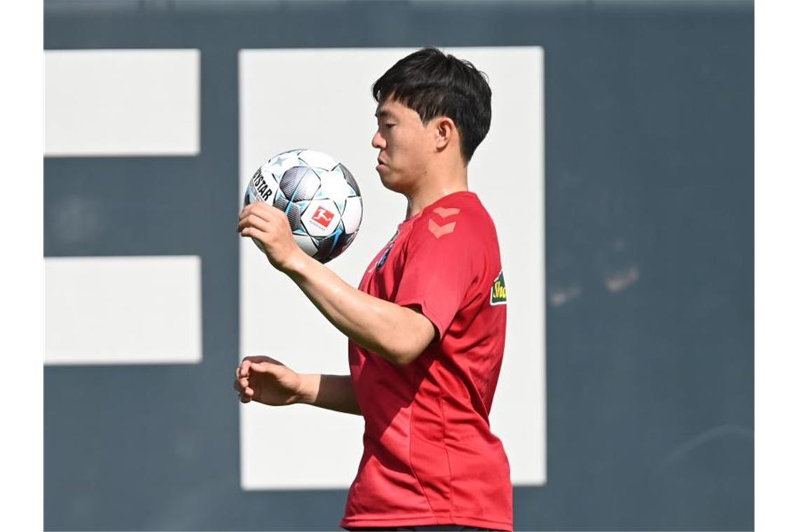 Changhoon Kwon stoppt den Ball mit der Brust. Foto: Patrick Seeger/Archiv