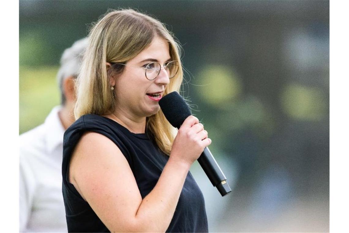 Chantal Kopf (Bündnis 90/Die Grünen) steht auf einer Bühne und spricht zum Publikum. Foto: Philipp von Ditfurth/dpa