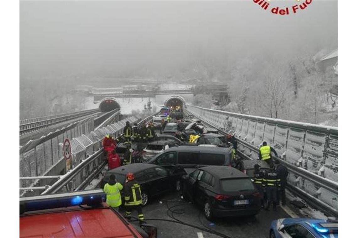 Italien: Ein Toter bei Massenkarambolage auf Autobahn Chaos auf der A32: Mehrere Fahrzeuge stehen an der Unfallstelle. Foto: ---/Vigili del Fuoco/dpa