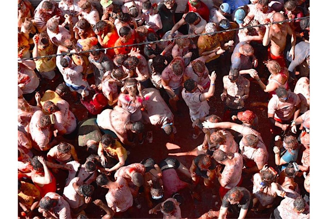 Chaos in Rot: Die Tomatenschlacht „La Tomatina“ zog zeitweise bis zu 50.000 Menschen an, bis die Besucherzahl im Jahr 2013 erstmals auf 22.000 begrenzt wurde. Foto: Jorge Gil/Europa Press
