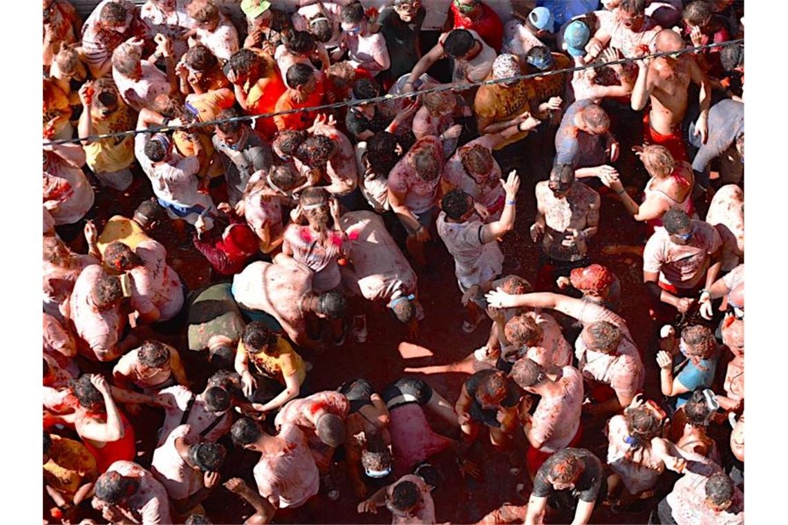 Tomatenkrieg in Spanien: 22.000 Menschen bei „La Tomatina“ Chaos in Rot: Die Tomatenschlacht „La Tomatina“ zog zeitweise bis zu 50.000 Menschen an, bis die Besucherzahl im Jahr 2013 erstmals auf 22.000 begrenzt wurde. Foto: Jorge Gil/Europa Press