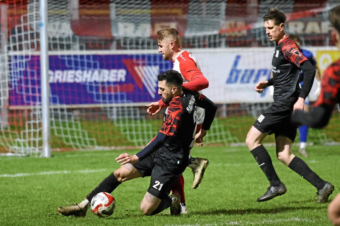 Charalambos Parharidis (am Ball) hat stark verteidigt und das zweite Backnanger Tor erzielt. Fotos: Alexander Hornauer
