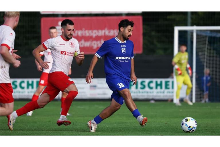 Charalambos Parharidis (li., im Duell mit Bissingens Mohamed Baroudi) bleibt mit der TSG Backnang an der Oberliga-Spitze.