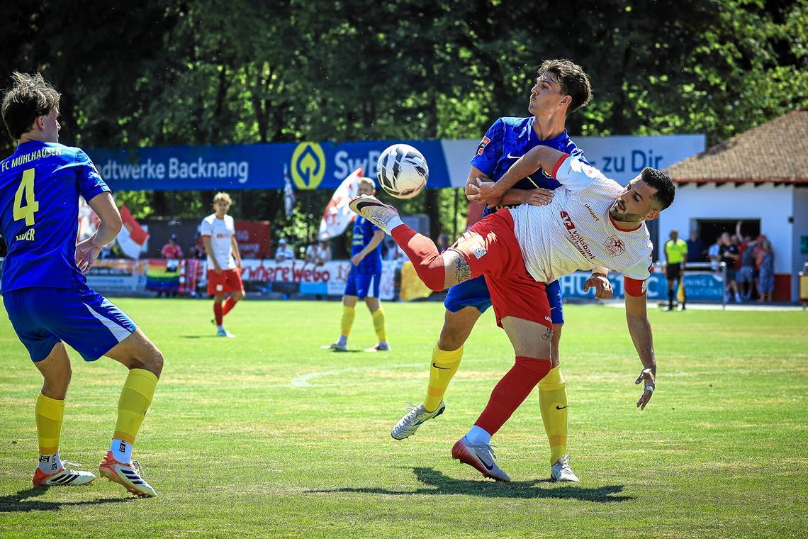 Charalambos Parharidis (weißes Trikot) legt sich bis 2028 für die TSG ins Zeug. Foto: Alexander Becher
