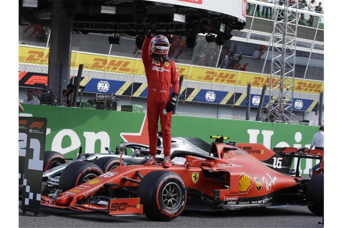 Charles Leclerc feiert seine Bestzeit in der Qualifikation. Foto: Luca Bruno/AP