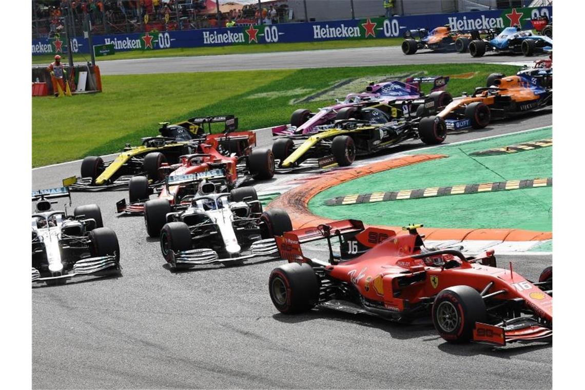 Charles Leclerc in Führung liegend, gefolgt von Lewis Hamilton und Valtteri Bottas. Foto: D. dal Zennaro/ANSA