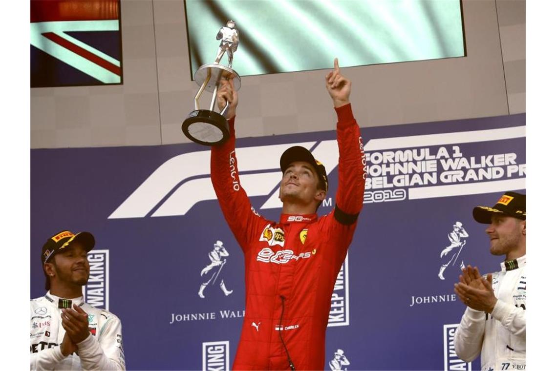 Charles Leclerc (M) mit dem Zweitplatzierten Lewis Hamilton (l) und dem Drittplatzierten Valtteri Bottas. Foto: Francisco Seco/AP