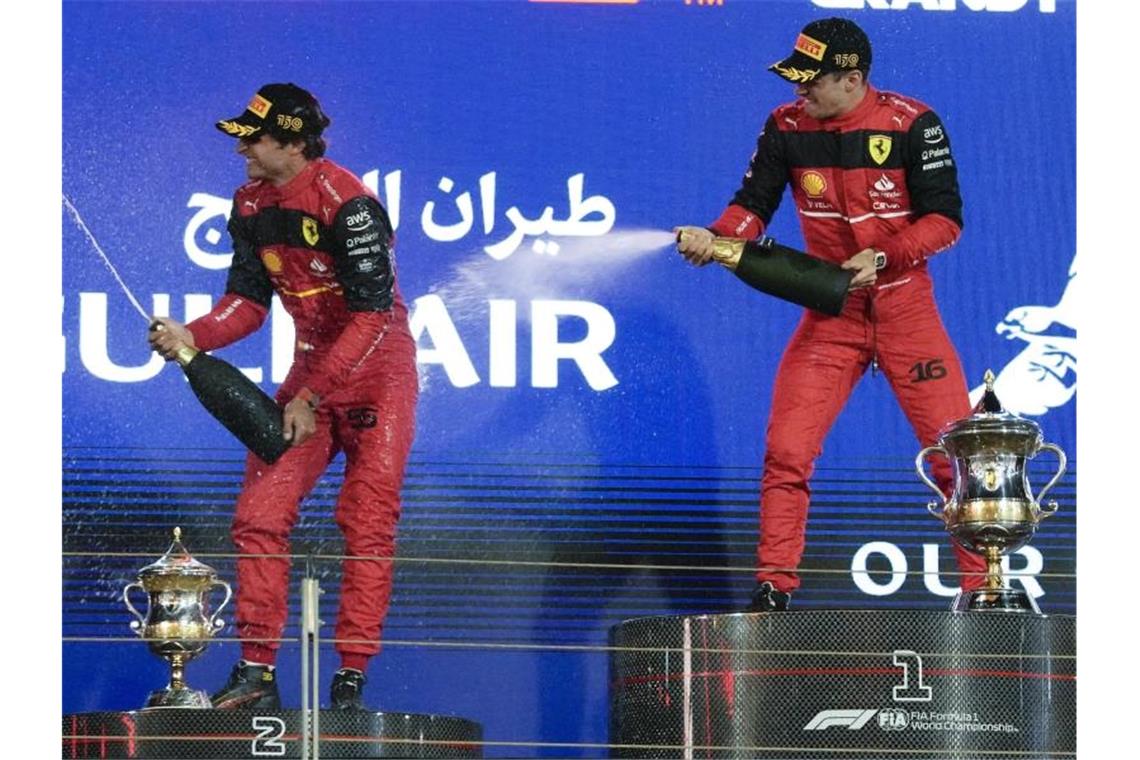 Die Lehren aus dem Großen Preis von Bahrain Charles Leclerc (r) feiert auf dem Podium mit seinem Teamkollegen Carlos Sainz. Foto: Hassan Ammar/AP/dpa