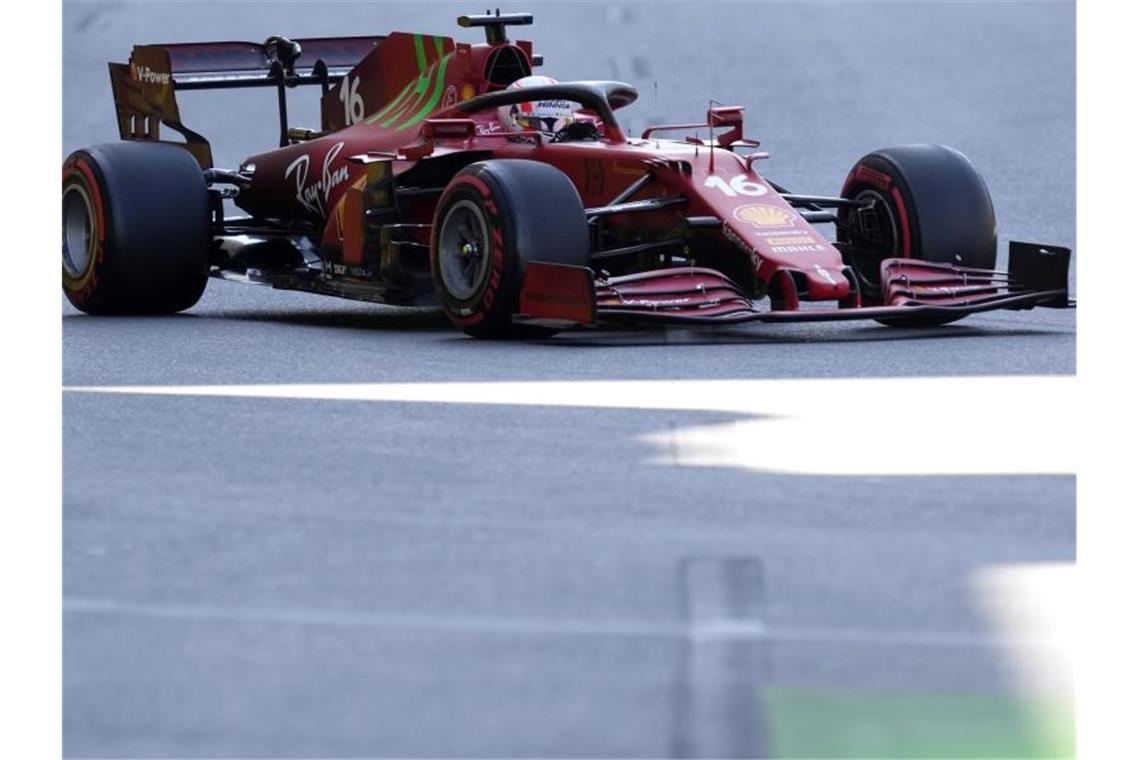Charles Leclerc startet mit seinem Ferrari-Boliden beim Großen Preis von Aserbaidschan von der Pole Position ins Rennen. Foto: Darko Vojinovic/AP/dpa