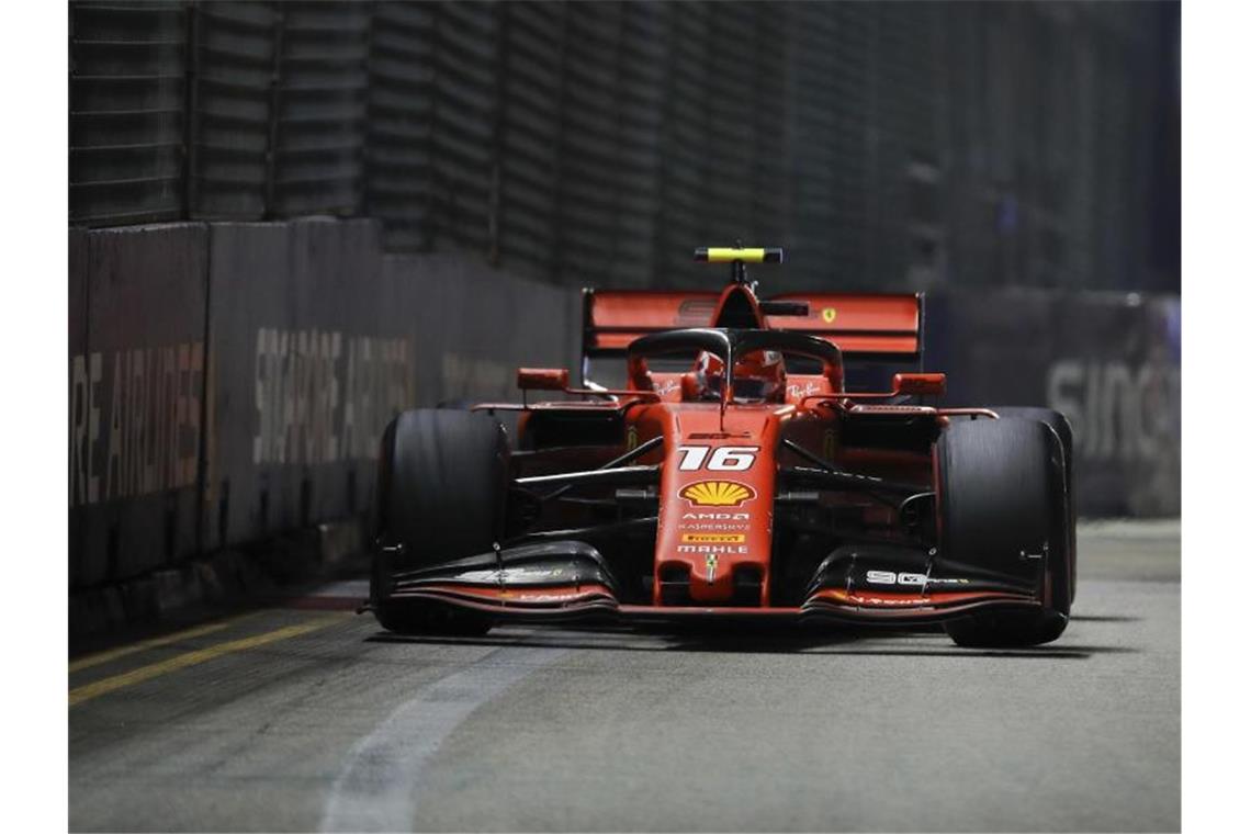 Vettel erlöst: Triumph in der Glücksnacht von Singapur Charles Leclerc verpasste wegen einer Fehlrechnung seines Teams den Hattrick. Foto: Vincent Thian/AP