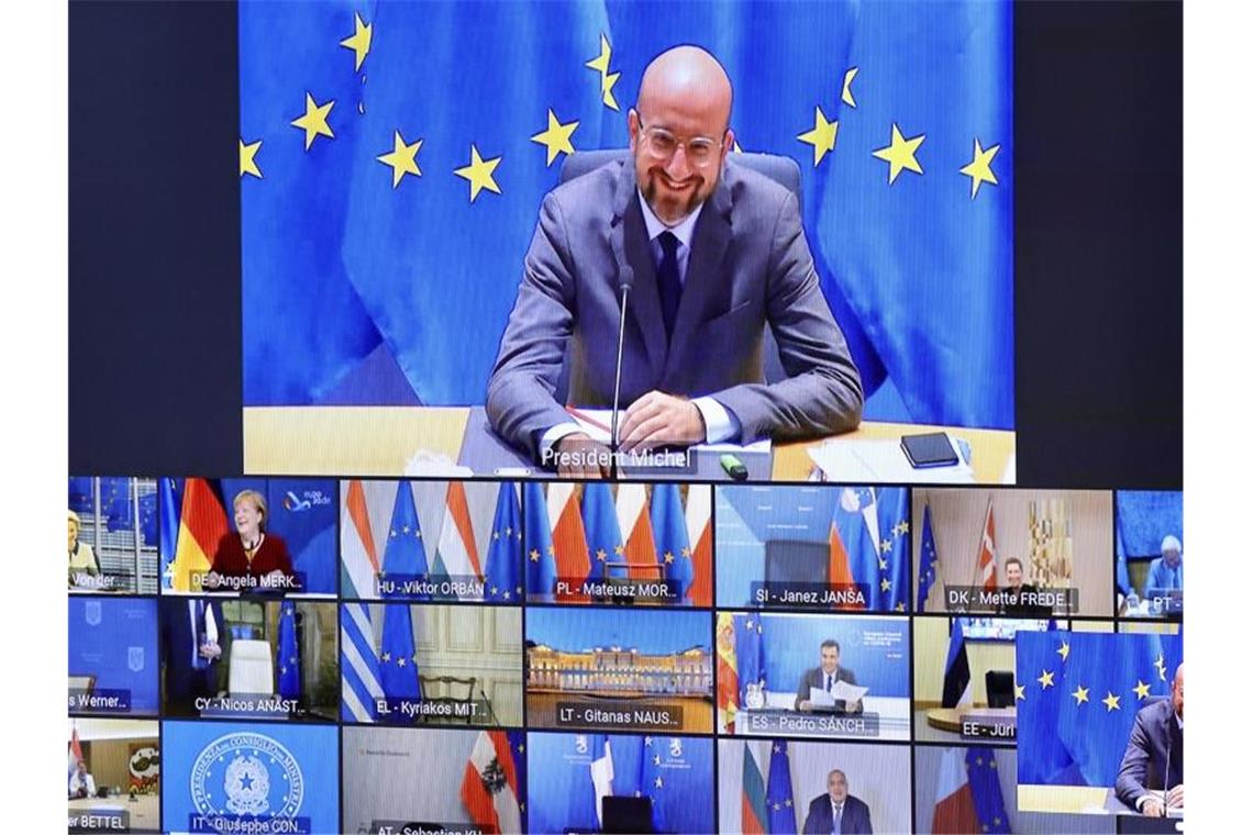 Charles Michel (M, oben), Präsident des Europäischen Rates, spricht bei der Videokonferenz der EU-Staats- und Regierungschefs zum Thema Corona und Haushaltsstreit. Foto: Olivier Matthys/AP Pool/dpa