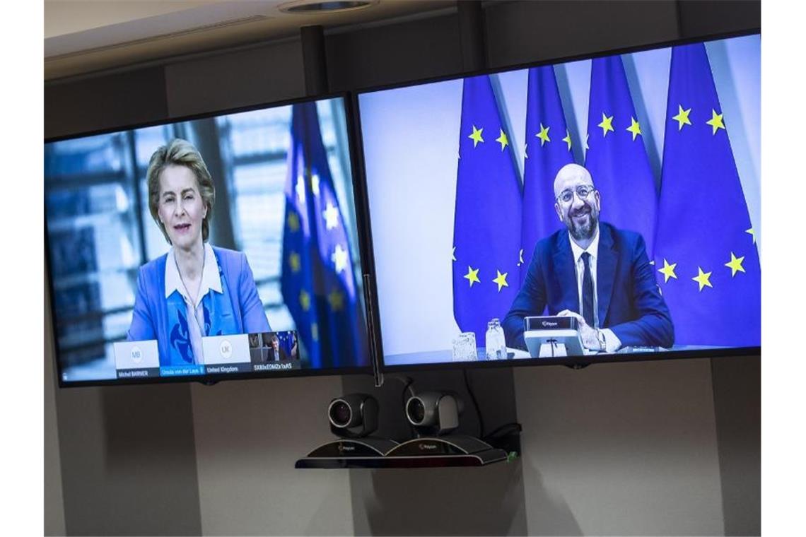 Charles Michel, Präsident des Europäischen Rates, spricht per Videoschalte mit EU-Kommissionschefin Ursula von der Leyen. Foto: Francisco Seco/AP Pool/dpa