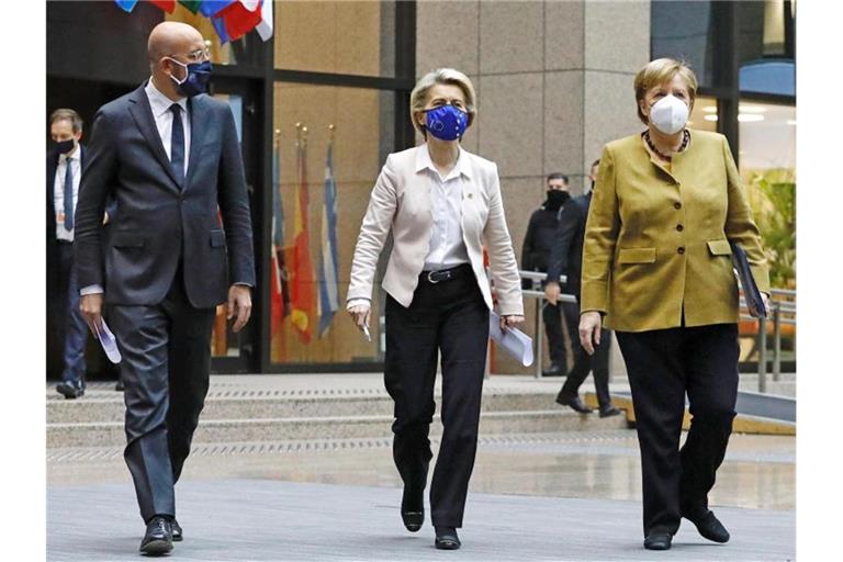 Charles Michel, Präsident des Europäischen Rates, Ursula von der Leyen, EU-Kommissionspräsidentin, und Bundeskanzlerin Angela Merkel kommen im Dezember 2020 am Ende eines Gipfeltreffens zu einer Pressekonferenz. Diese Mal findet das Treffen online statt. Foto: Mario Salerno/EU Council/dpa