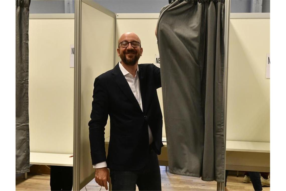 Charles Michel, Premierminister von Belgien, bei der Stimmabgabe in einem Wahllokal in Limal. In Belgien findet zeitgleich mit der Europawahl die Parlamentswahl statt. Foto: Eric Lalmand/BELGA