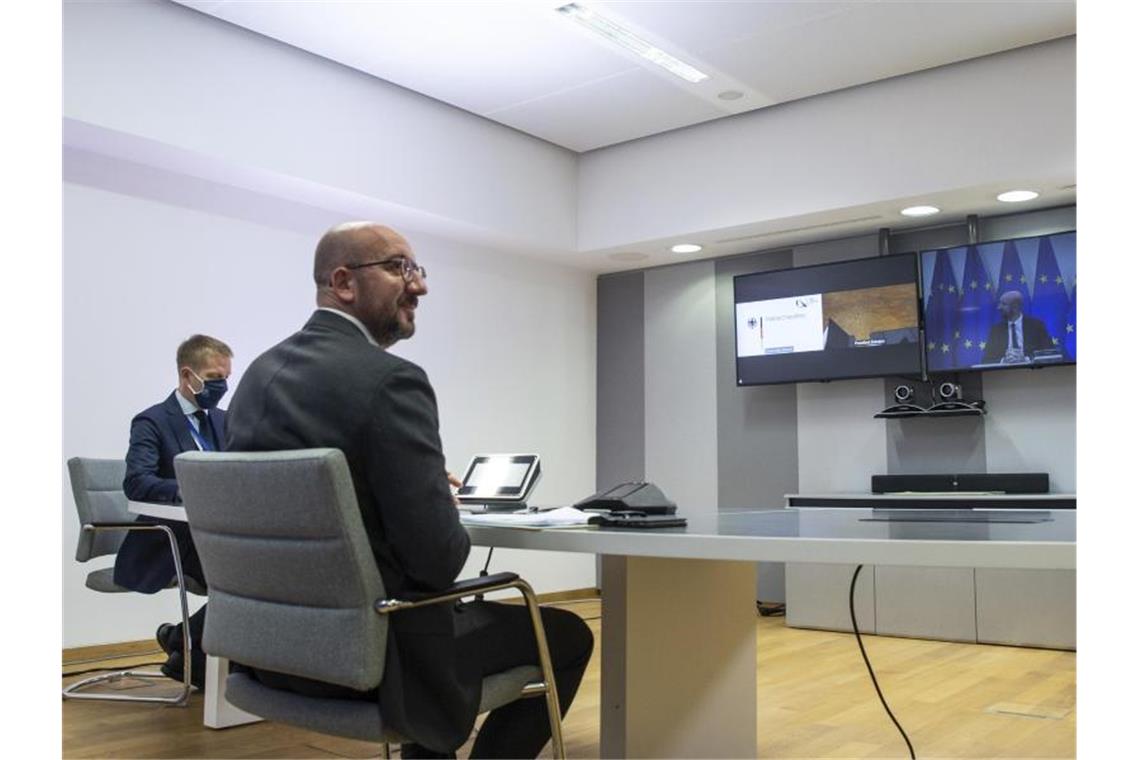 EU-Gipfel kurzfristig verschoben - Ratschef in Quarantäne Charles Michel (vorne), Präsident des Europäischen Rates, wartet auf den Beginn eine Videokonferenz. Foto: Aris Oikonomou/Pool AFP/AP/dpa