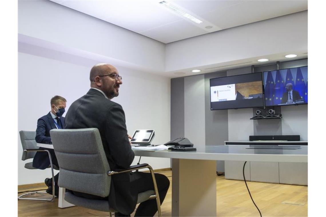 Charles Michel (vorne), Präsident des Europäischen Rates, wartet auf den Beginn eine Videokonferenz. Foto: Aris Oikonomou/Pool AFP/AP/dpa