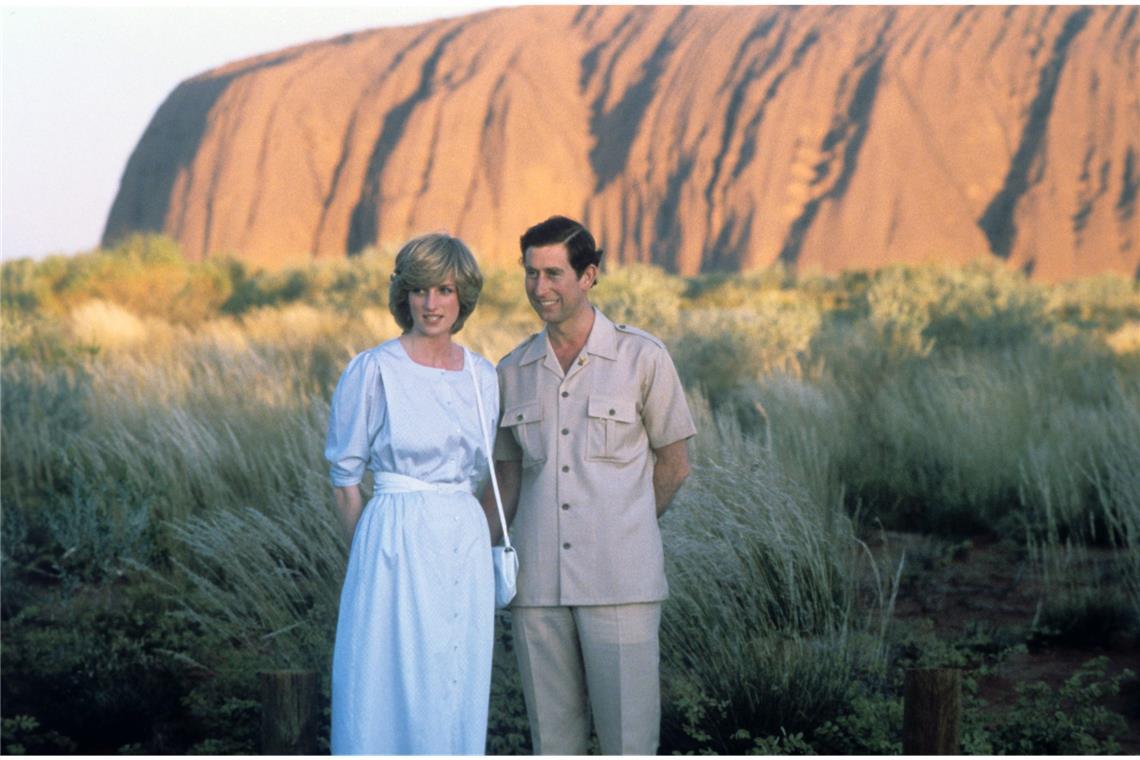 Charles und Diana besuchen 1983 Ayers Rock, den Heiligen Berg der australischen Ureinwohner. Australien war über Jahrzehnte «Diana-Land». Als die Ehe des Thronfolgers zerbrach und als Geschichten über Charles' heimliche Liebschaft mit Camilla ans Licht kamen, waren die Australier empört.
