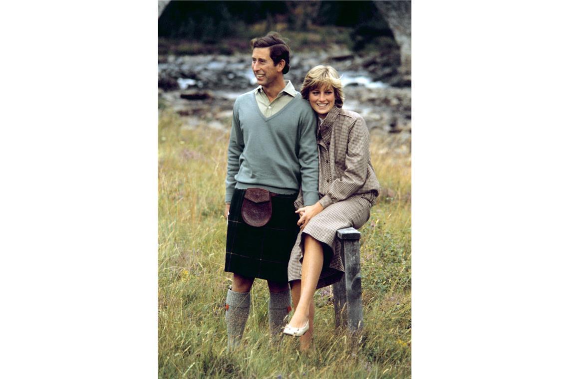 Charles und Diana posieren 1981 während ihrer Flitterwochen in Balmoras (Schottland).
