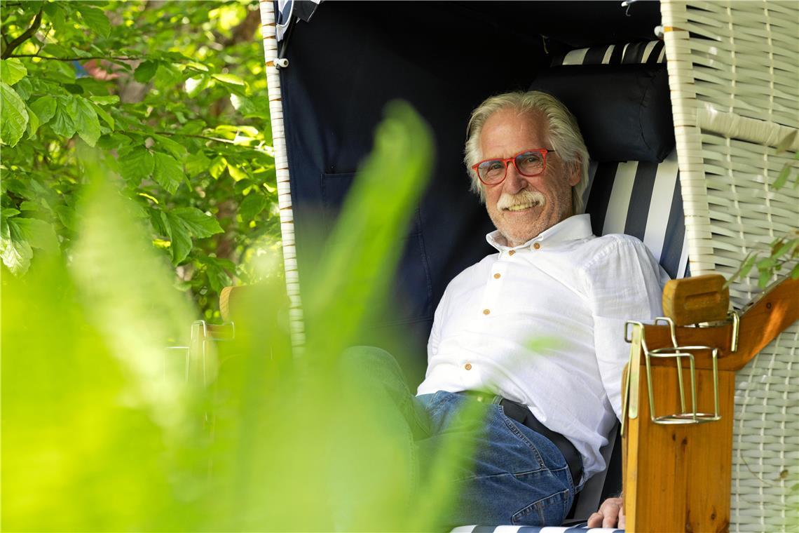 Eine neue Heimat für die Kleinkunst in Backnang Charley Graf genießt in seinem Garten in Lippoldsweiler das gute Wetter, will von Ruhestand aber noch nichts wissen. Foto: Alexander Becher