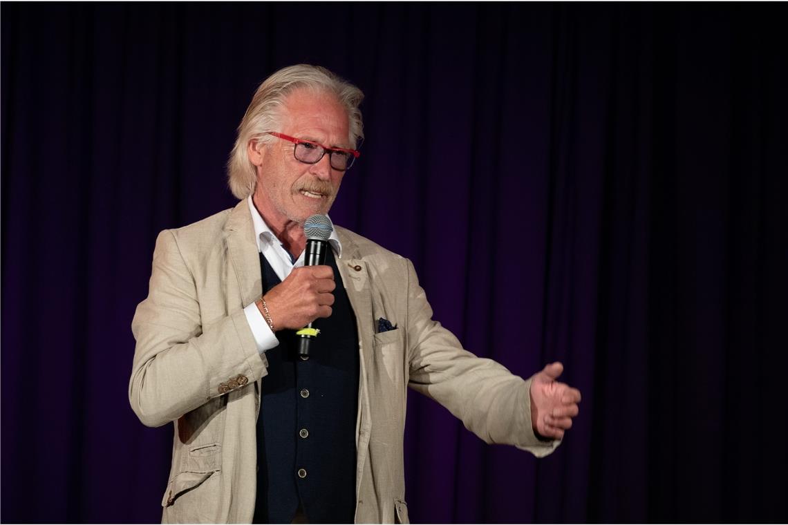 Kein Platz mehr für die Gruschtelkammer in Auenwald? Charley Graf, Vorsitzender der Gruschtelkammer, freut sich auf die noch ausstehenden Veranstaltungen in der Sängerhalle. Foto: Alexander Becher