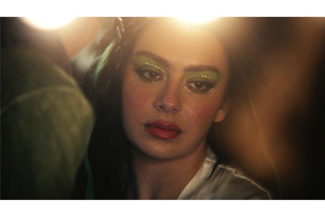 Charli xcx in einer Szene des Films.