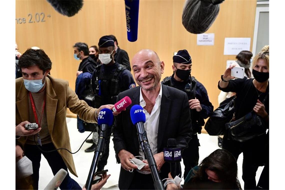 „Charlie Hebdo“-Prozess - 30 Jahre für Helfer Polat „Charlie-Hebdo“-Anwalt Richard Malka (M) spricht nach der Anhörung mit Journalisten. Foto: Martin Bureau/AFP/dpa