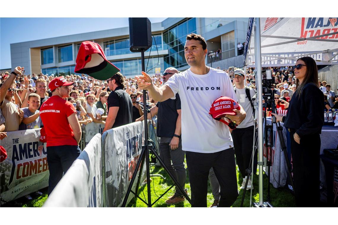 "Politisches Attentat": Einflussreicher Trump-Anhänger tot Charlie Kirk verteilte auf dem Campus im Utah Kappen mit der Aufschrift der Trump-Bewegung "Make America Great Again".