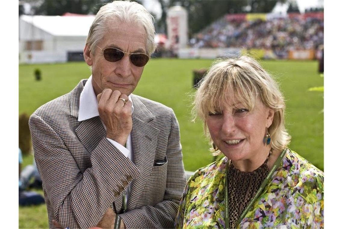 „Ruhe im Beat“: Musikwelt trauert um Charlie Watts Charlie Watts und seine Frau Shirley 2010 bei einer Pferdeauktion. Foto: Wojciech Pacewicz/PAP/epa/dpa