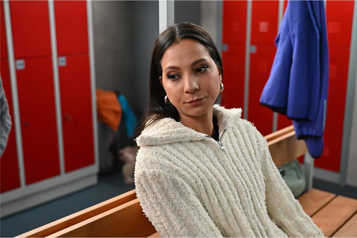 Ben bringt Lucie in eine unangenehme Situation Charlotte "Charlie" (Shaolyn Fernandez) versichert Deniz, sich nicht verunsichern zu lassen.