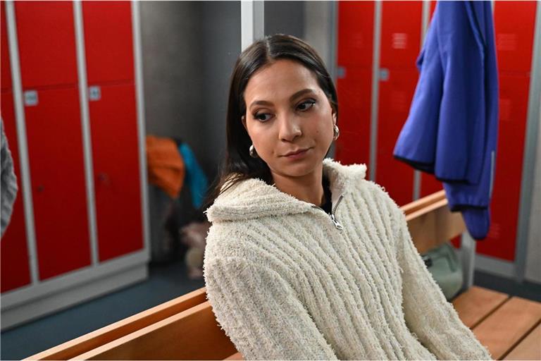 Charlotte "Charlie" (Shaolyn Fernandez) versichert Deniz, sich nicht verunsichern zu lassen.