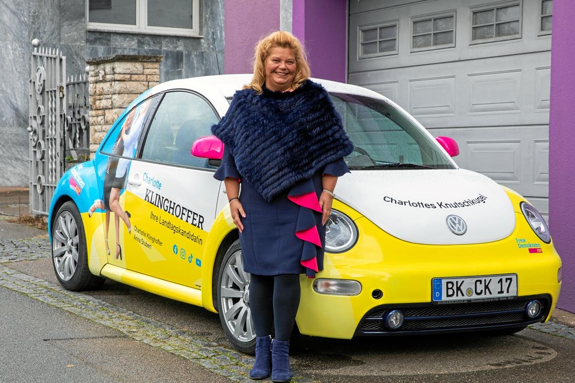 Die in Ungnade Gefallene lächelt und kämpft weiter Charlotte Klinghoffer geht den Wahlkampf mit Volldampf und einer großen Portion guter Laune an. Ihrem 21 Jahre alten Beetle hat sie bereits eine neue Optik verpasst. Über sich selbst sagt sie lächelnd: „Egal, ob ich in der FDP bin oder nicht, ich bin eine überzeugte FDPlerin.“Foto: A. Becher