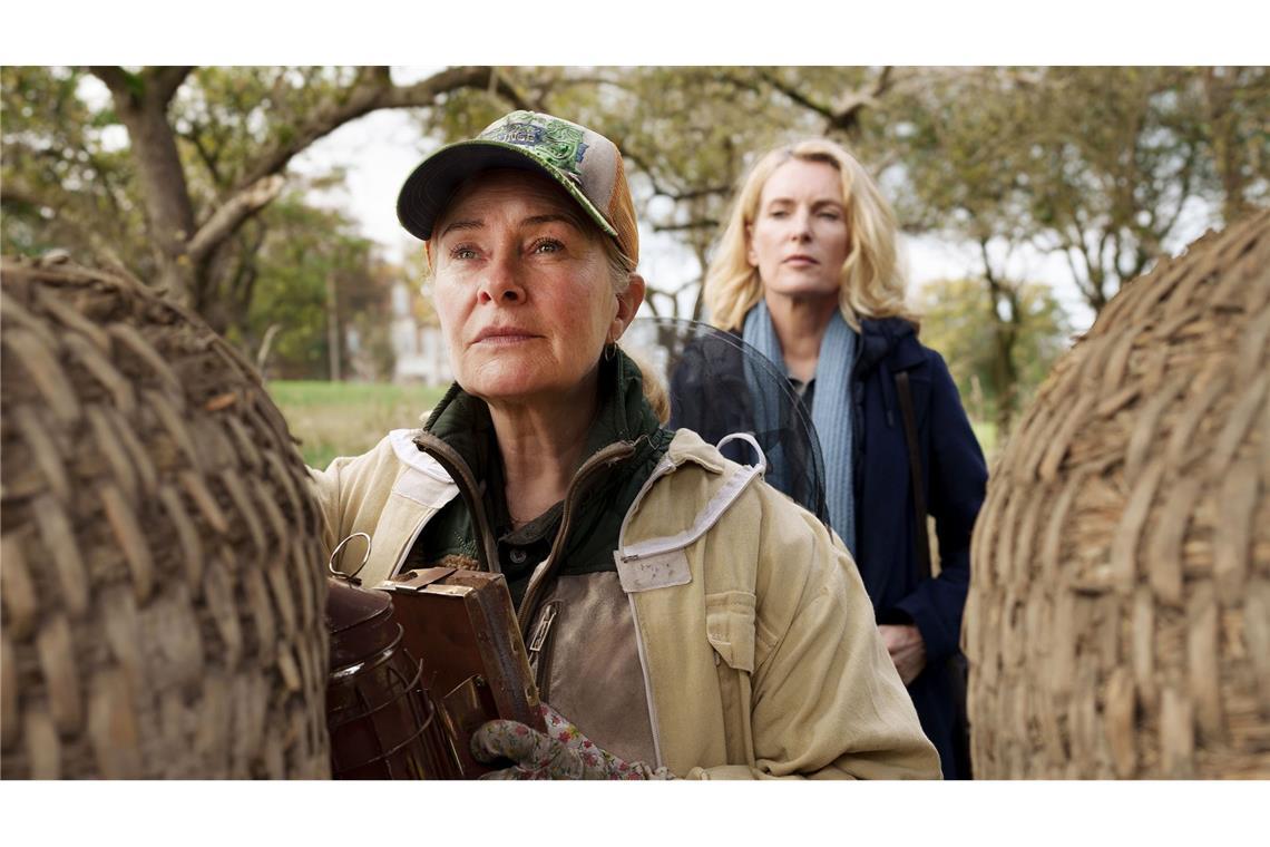 Charlotte Lindholm (Maria Furtwängler, r.) fühlt Biohof-Inhaberin Marlies Feldhusen (Lina Wendel, l.) auf den Zahn.