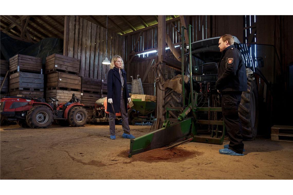 So giftig wird es bei der „Letzten Ernte“ Charlotte Lindholm (Maria Furtwängler) und Olaf Gehrke (Ole Fischer) untersuchen den Heuballenschneider, durch den Hofmitarbeiter Victor ums Leben gekommen ist.