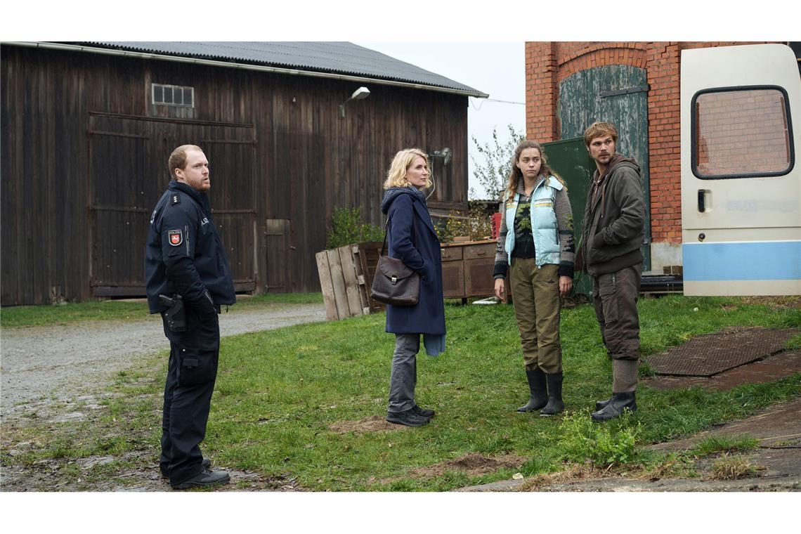So giftig wird es bei der „Letzten Ernte“ Charlotte (Maria Furtwängler, 2. v. l.) macht sich ein Bild von Familie Feldhusen, Bio-Apfelhofbetreiber: Frauke (Ronja Herberich, 2. v. r.) und Sven (Henning Flüsloh, r.), mit Ole Fischer (l.).