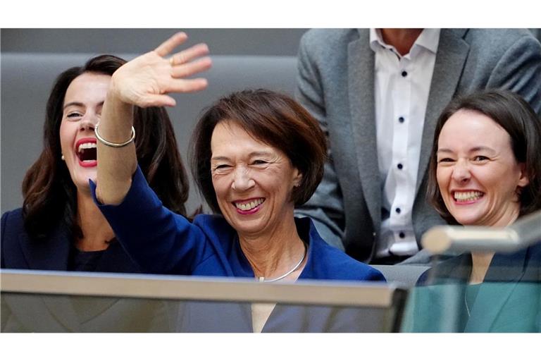 Charlotte Merz (M), Ehefrau des designierten Bundeskanzlers Merz, und ihre Töchter Carola Clüsener (l) und Constanze Merz verfolgen die Kanzlerwahl im Bundestag von der Besuchertribüne aus.