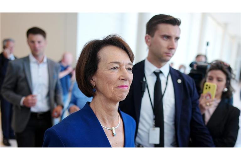 Charlotte Merz mit versteinerter Mine nach der Wahlschlappe ihres Mannes.
