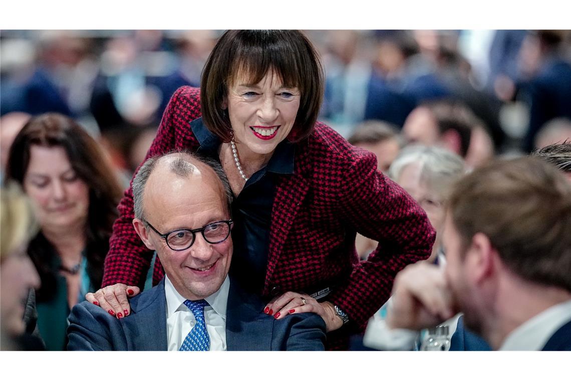 Charlotte Merz und Bundeskanzler Friedrich Merz, CDU-Parteivorsitzender, warten beim CDU-Bundesparteitag bei der Wahl des Bundesvorsitzenden auf das Ergebnis.