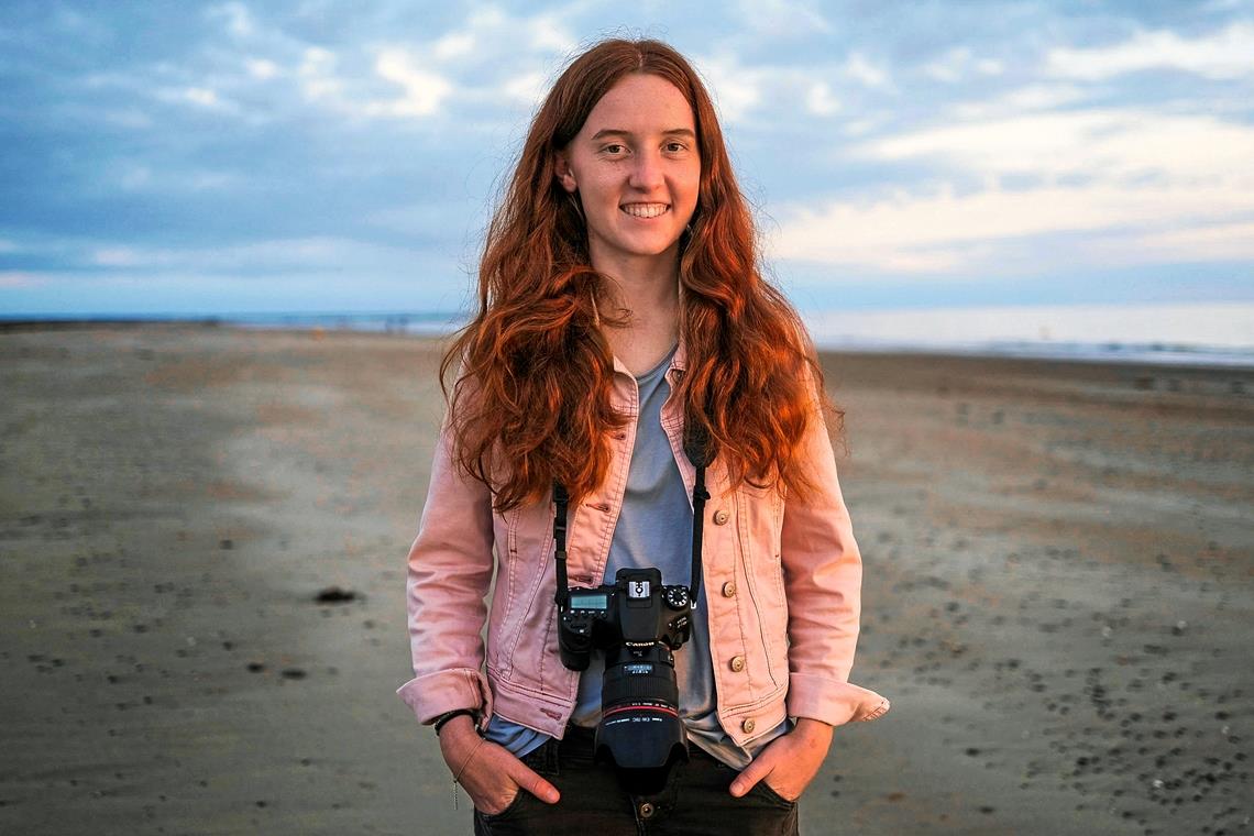 Charlotte Obertreis spielt mit der Unschärfe Charlotte Obertreis fotografiert mit einer Canon EOS R7. Foto: Dominik Obertreis